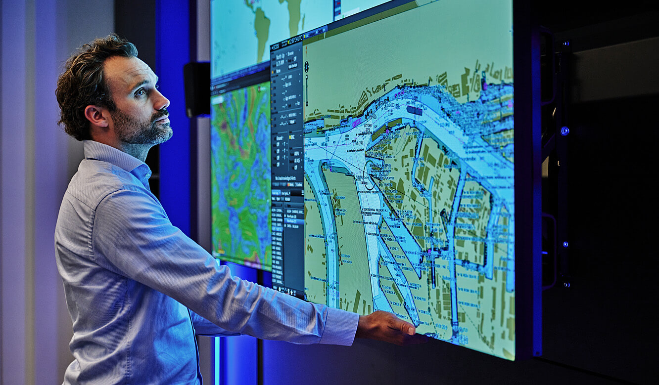 Carnival Maritime AIDA Fleet Operations Center: Adrian Graf Domaschke zeigt, wie leicht sich die Displays der Videowall mit Quick-Out-System nach vorne ziehen lassen