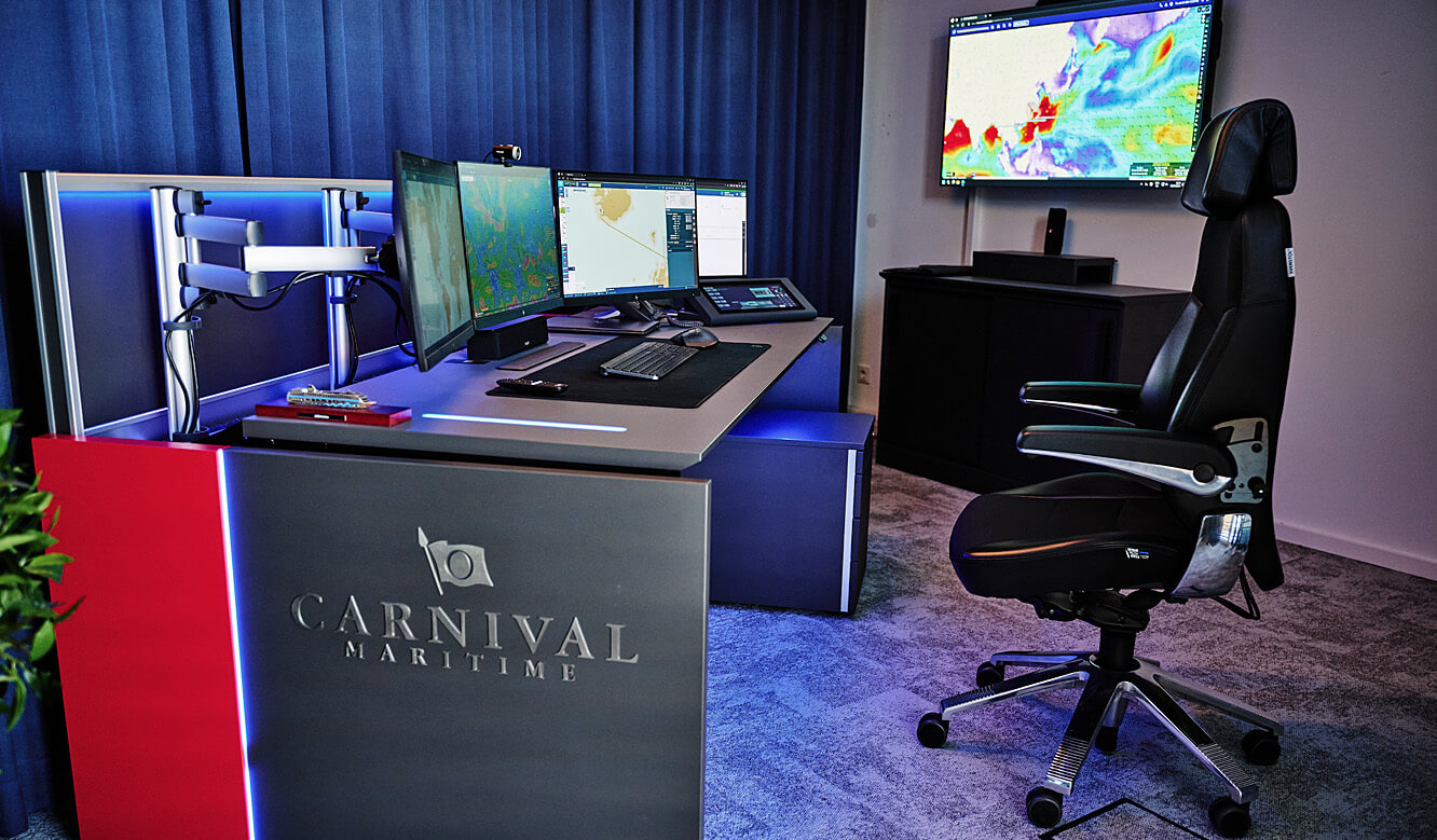 Carnival Maritime AIDA Fleet Operations Center: Stratos Kontrollraumpult mit Recaro Operator-Stuhl, Arbeitsplatzmonitoren und Großbilddisplay im Hintergrund