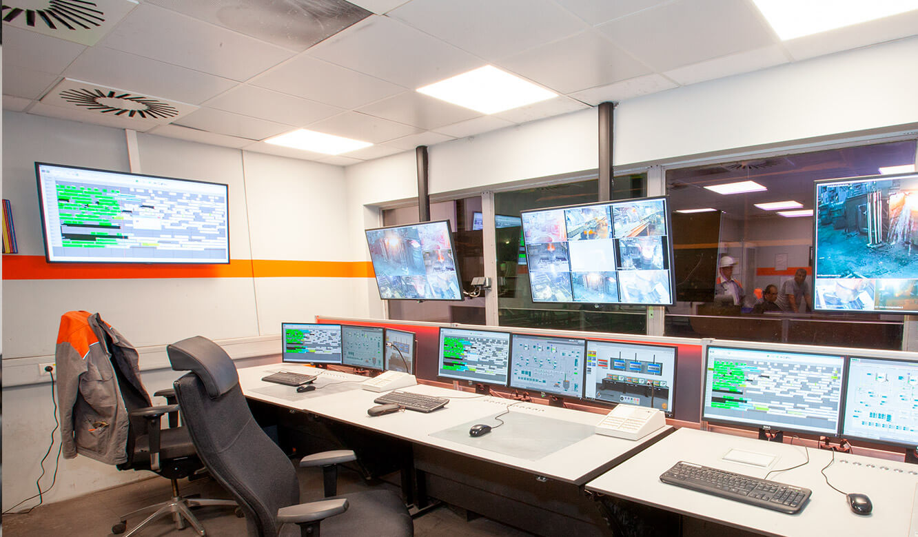 JST Salzgitter Flachstahl: Large screen displays via control room workstation