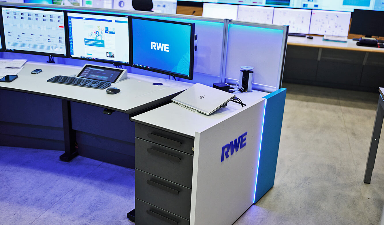 JST RWE Kontrollraum Kraftwerk Claus: Corporate Design Elemente und AlarmLight am Stratos Operator Desk mit integriertem CommandPad zur Steuerung der Anwendungen