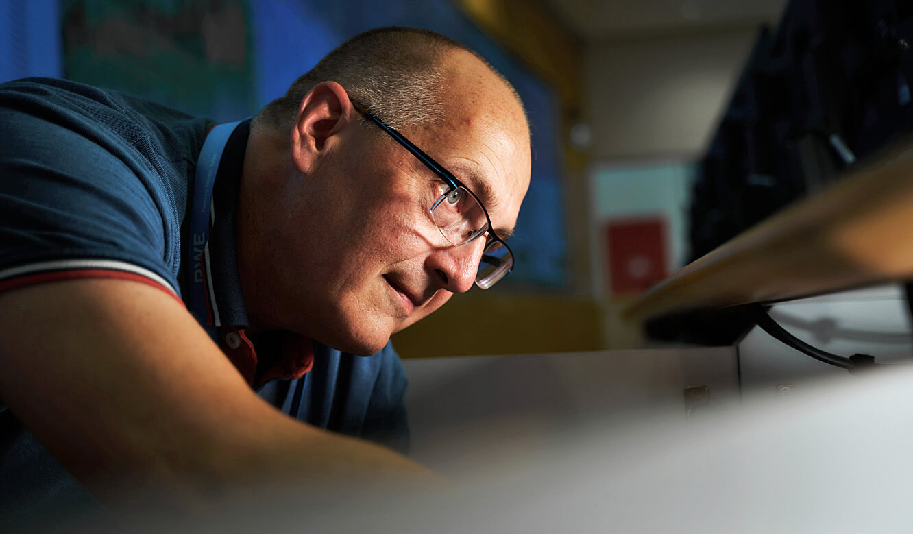 JST RWE Kontrollraum Kraftwerk Claus: prüfender Blick von Projektleiter Marcel Bleeker